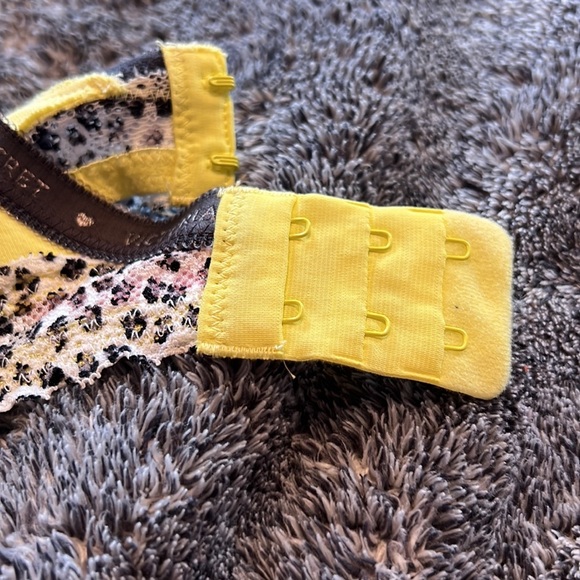 Victoria’s Secret yellow wire bra - Picture 3 of 4